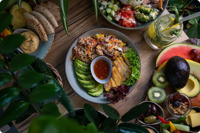 Healthy high fiber meal ideas with quinoa, avocado, and chicken