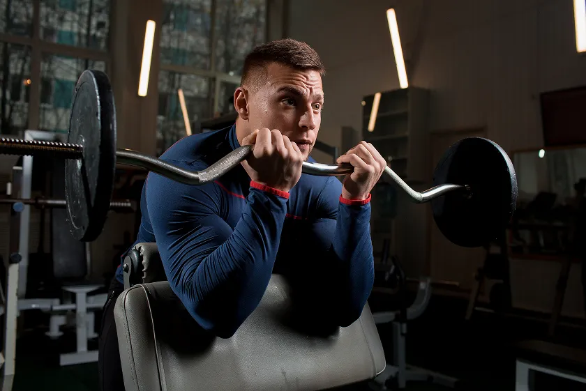 Men's fitness schedule core exercise during weekly workout plan